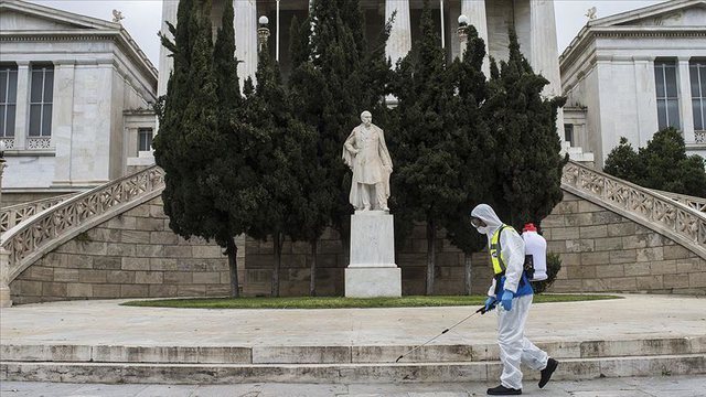 SITUATA E RËNDUAR E COVID-19/ Greqia ashpërson masat, mbyll edhe shkollat, lokalet dhe restorantet