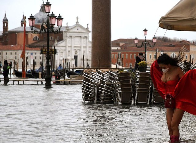 PËRMBYTET SËRISH VENECIA/ Zyrtarët paralajmërojnë për një situatë “të tmerrshme” (VIDEO+FOTO)
