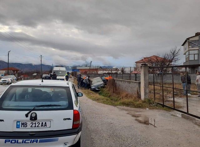 AKSIDENT NË AKSIN KORÇË-POGRADEC/ Makina del nga rruga dhe përfundon në kanal (FOTOT)