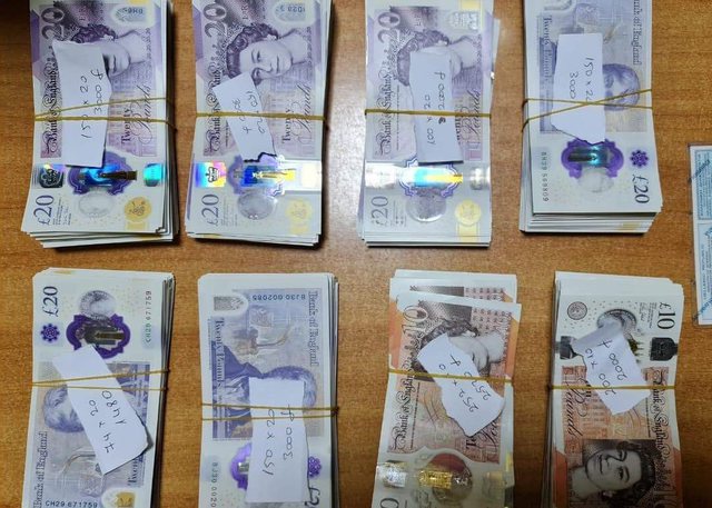 SEKUESTROHEN 20 MIJË PAUND NË RINAS/ 29-vjeçari nuk deklaroi burimet. Policia…