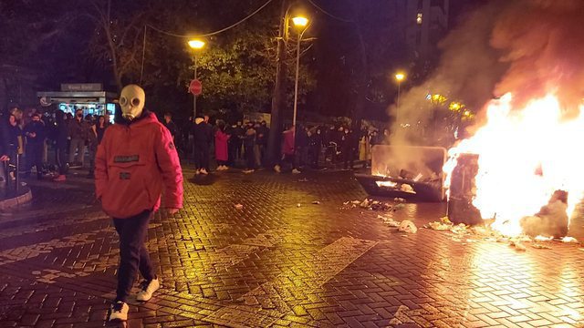 PROTESTAT E DHUNSHME/ Arrestohen 59 persona, apeli i rëndësishëm i policisë për prindërit