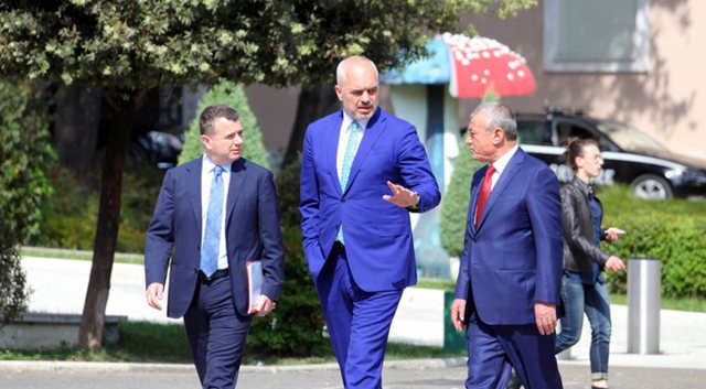 EMËRIMI I NJË MINISTRI TË RI/ Rama takim me Ruçin dhe Ballën në Kryesinë e Kuvendit