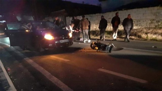 AKSIDENT NË BERAT/ 27-vjeçari i dehur hedh në ajër motorin e picave dhe përplas 4 makina të parkuara