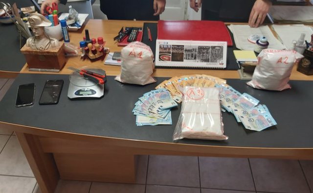 “SHES VERË, DO TAKOJ TË DASHURËN…”/ Shqiptarit i “del në shesh gënjeshtra” i gjendjen 3 kg kokainë