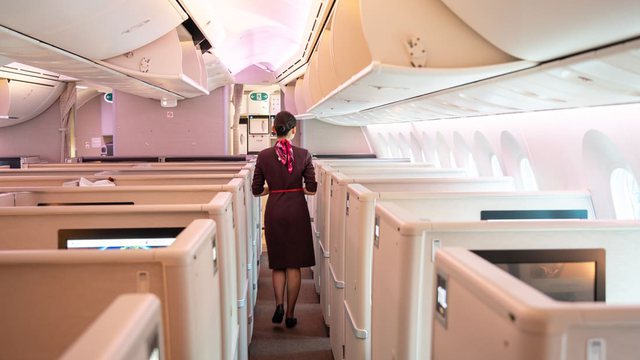 E PAZAKONTË/ Personeli i avionëve udhëzohet të mbajë pelena si masë kundër Covid-19