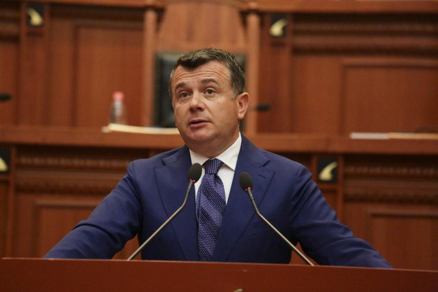 MINISTRAT E RINJ/ Balla kërkon votimin e dekreteve brenda ditës në Parlament. Ruçi bie dakord