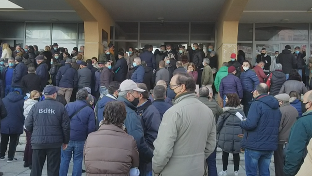 PAMJET ALARMANTE/ Qytetarët grumbullohen në Durrës pa asnjë lloj distance për të aplikuar…