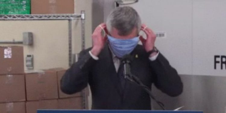 PAMJET PO BËHEN VIRALE/ Momenti kur zv.ministri nuk di të vendosë… MASKËN