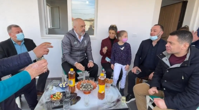 DORËZON ÇELSAT E BANESAVE NË SHIJAK/ Rama batuta me banorët: Ti je i PD-së, këta demokratët mezi i kemi… (VIDEO)