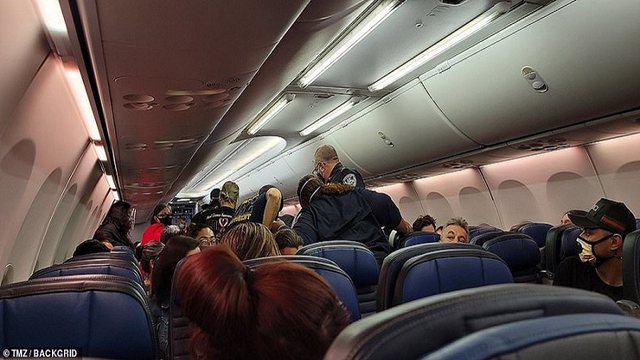 PANIK NË BORDIN E AVIONIT/ Ndërron jetë pacienti i dyshuar me COVID (FOTOT)