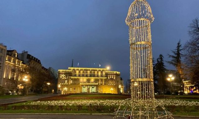 PAMJET PO BËHEN VIRALE/ Vendoset një objekti I PAZAKONTË para Kuvendit të Serbisë