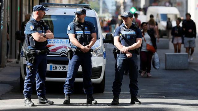TRAGJIKE NË FRANCË/ Shkuan të ndihmojnë një grua nga dhuna e bashkëshortit, vriten tre policë në Francë