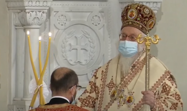 FITOI BETEJËN ME COVID-19/ Kryepeshkopi Anastas drejton meshën e Krishtlindjes në Katedralen Ortodokse