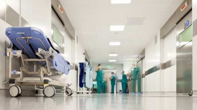 NGJARJE SHOKUESE/ 37-vjeçari mbyt në spital pacientin e moshuar me COVID-19