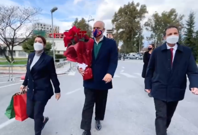“PO LËMË PAS NJË VIT TË PAZAKONTË”/ Manastirliu uron Krishtlindjet dhe falenderon mjekët: Rruga për të nesërmen…