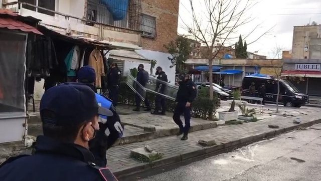 KËRCËNOI SE DO SHPËRTHENTE BOMBOLËN/ Policia hedh gaz lotsjellës dhe neutralizon të riun që kishte dalë nga spitali psikiatrik