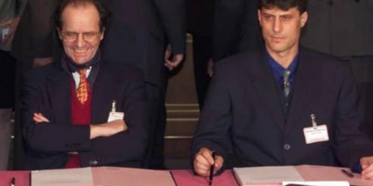 “LIRIA KA EMËR”/ Rama publikon FOTON e Rugovës krah Hashim Thaçit