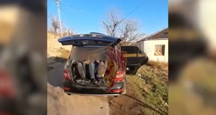 PO TRANSPORTONIN EMIGRANTË TË PALIGJSHËM/ Arrestohet dy të rinjtë në Korçë (DETAJET)