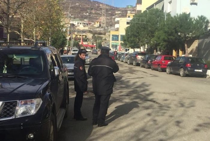 NDODH NË LEZHË/ Po dërgonte fëmijët në shkollë, qëllohet me dy plumba brenda makinës lezhjani (EMRI)