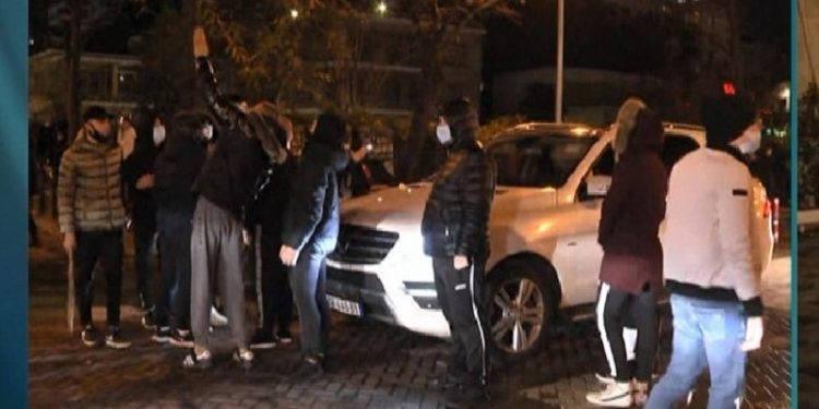 PAMJET NGA PROTESTA/ Të rinjtë me shkopa bejsbolli në ish-Bllok
