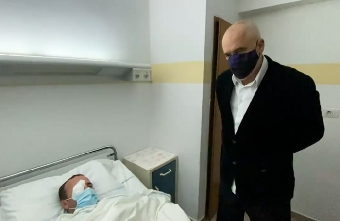 EFEKTIVI I PLAGOSUR NË SY GJATË PROTESTËS/ Rama i jep LAJMIN: Do të çojmë në spital të specializuar në Turqi (BISEDA)
