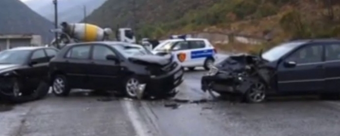 AKSIDENT I RËNË NË LUSHJNE/ Përplasen dy makina. Të plagosurit nisen me urgjencë…