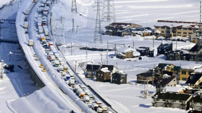 MOTI I KEQ GODET JAPONINË/ Dëbora “ngrin” 1000 automjete në autostradë dhe lë pa energji gjysmën e vendit, trafiku arrinë në 16.5 kilometra