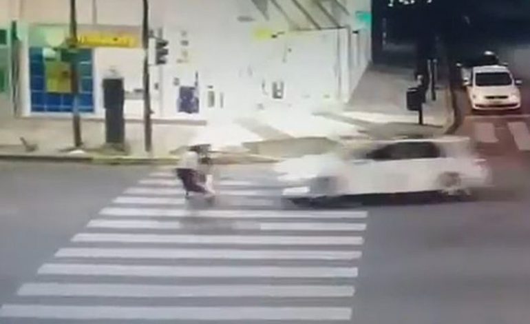 MOMENTI TRAGJIK/ Makina përplas nënë e bir, 6-vjeçari humb jetën (VIDEO)