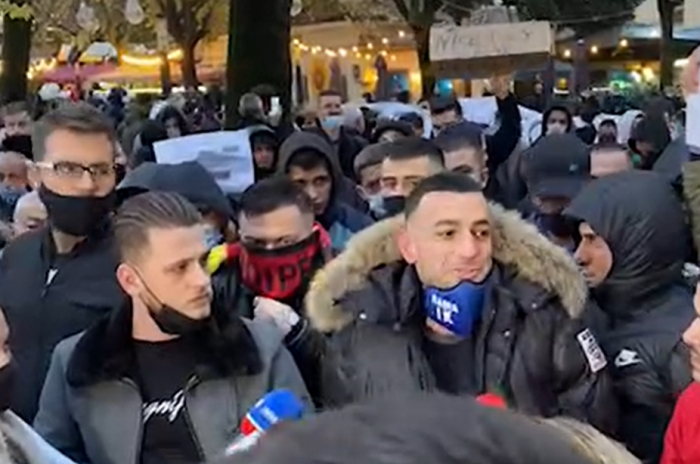 “TË Q*FSHA POLICINË”/ Stresi udhëheq protestën para ministrisë së Brendshme: Kush po pj*rdh për…