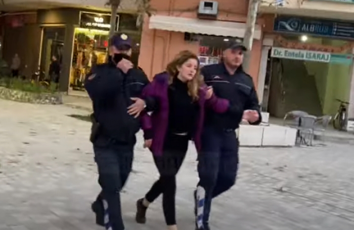 DEL VIDEO/ Vlonjatet bëjnë sherr për një djalë, përfundojnë në komisariat duke QARË