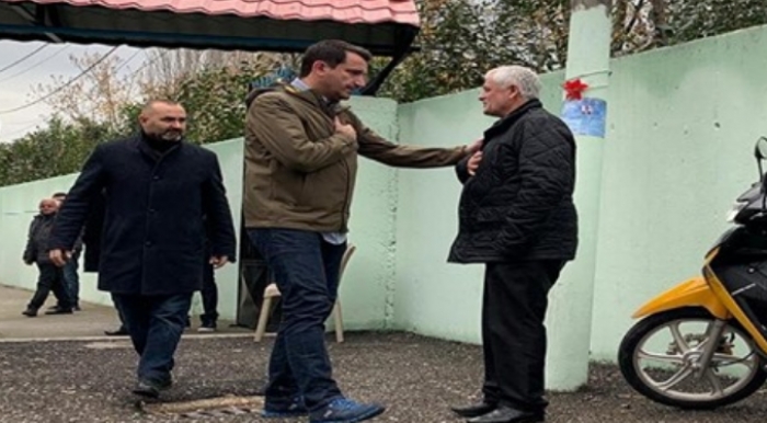 I SHOQËRUAR NGA…/ Erion Veliaj viziton familjen e Klodian Rashës
