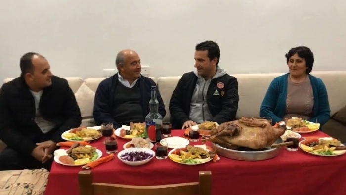 “2021 DO JETË VITI I…”/ Veliaj darkë në familjen Kodra në Zall Herr për Vit të Ri