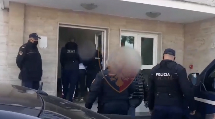 I GRABITËN ME DHUNË VARSEN E FLORIRIT PRONARIT TË PICERISË/ Tre të rinjtë nga Fieri e pësojnë keq. Policia…