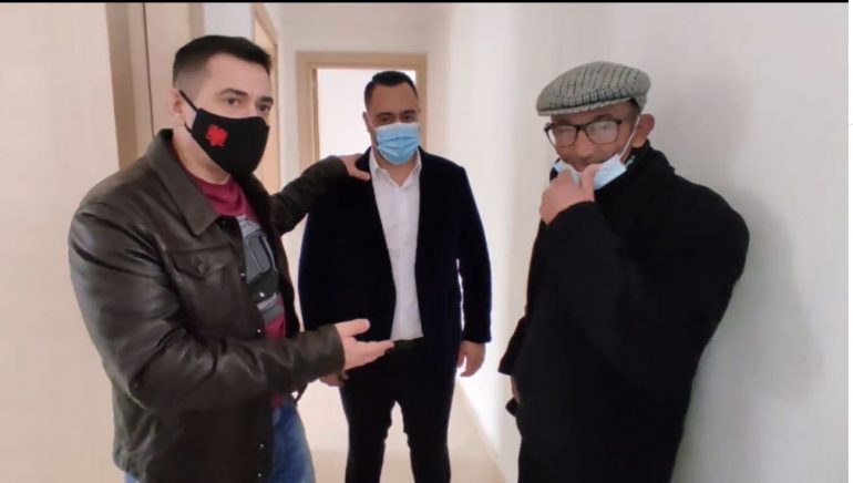 LAJM I MIRË/ Dy familje në Maminas hyjnë në shtëpitë e RINDËRTUARA, Ahmetaj: Nuk i braktisim njerëzit