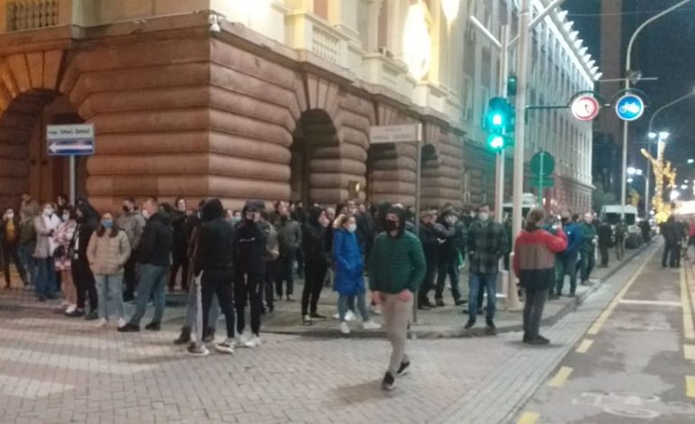 PROTESTA/ Policia BLLOKON që në filim të rinjtë