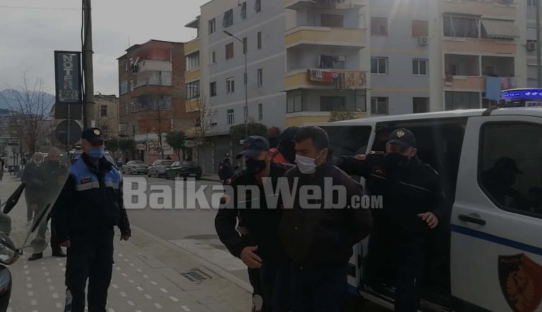 VRAU QIRADHËNËSIN E TIJ ME 20 PLUMBA/ Burg për autorin e vrasjes në Kuçovë. Autori: Ndodhi nga gjaknxehtësia…