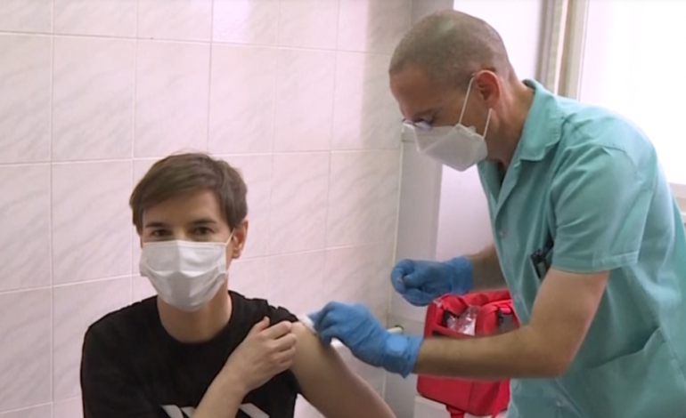 PANDEMIA NË SERBI/ Kryeministrja vaksinohet e para