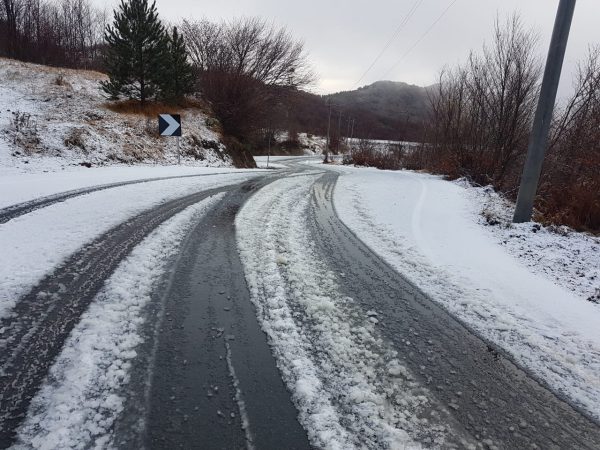 ULEN TEMPERATURAT/ Dardha mbulohet nga bora, problem në 3 km rrugë