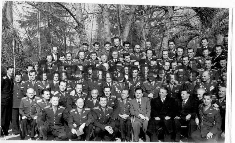 DOSSIER/ Kur Enver Hoxha, Mehmet Shehu dhe Hysni Kapo pozonin me ushtarakët madhorë, gjeneralë e kolonelë