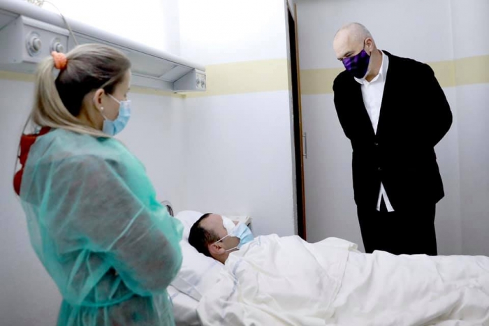 POSTON FOTON E POLICIT ME SY TË DËMTUAR/ Rama: Drejtësia nuk do të vonojë mbi dhunuesit e efektivëve, as ndaj atyre që duan të djegin vendin