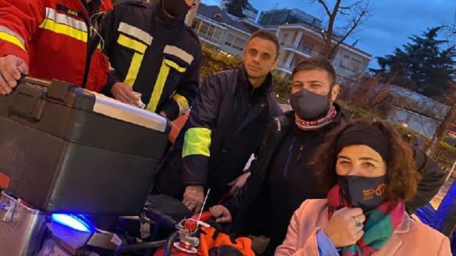 PROTESTAT SHKATËRRUESE NË TIRANË/ Ambasadorja e Suedisë i bashkohet punonjësve për pastrimin e qytetit