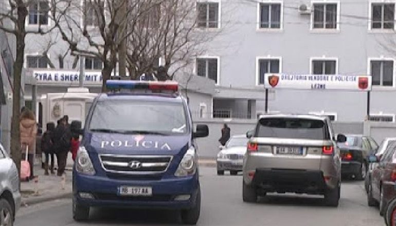 QËLLOHET ME ARMË LOKALI NË LEZHË, NUK KA TË PLAGOSUR/ Pika kontrolli dhe krehje të zonës për kapjen e autorëve