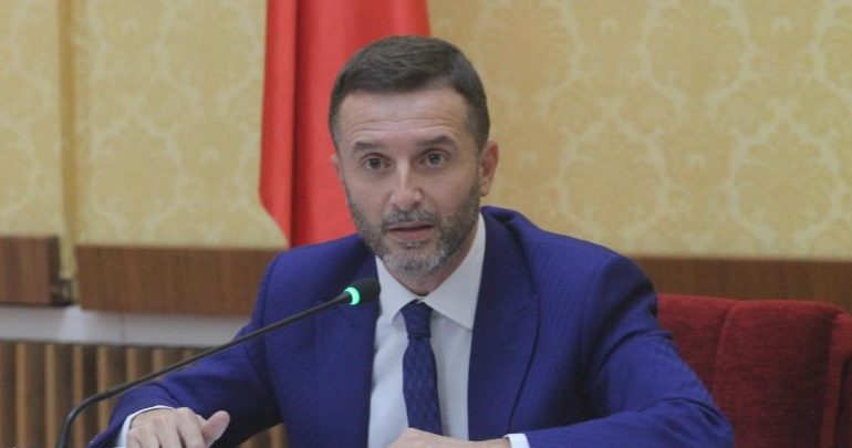 PUBLIKON VIDEON KUR BERISHA FALENDERONTE RAMIZ ALINË/ Braçe: Nga “një mik i Partisë Demokratike”, në sundimtar i saj…