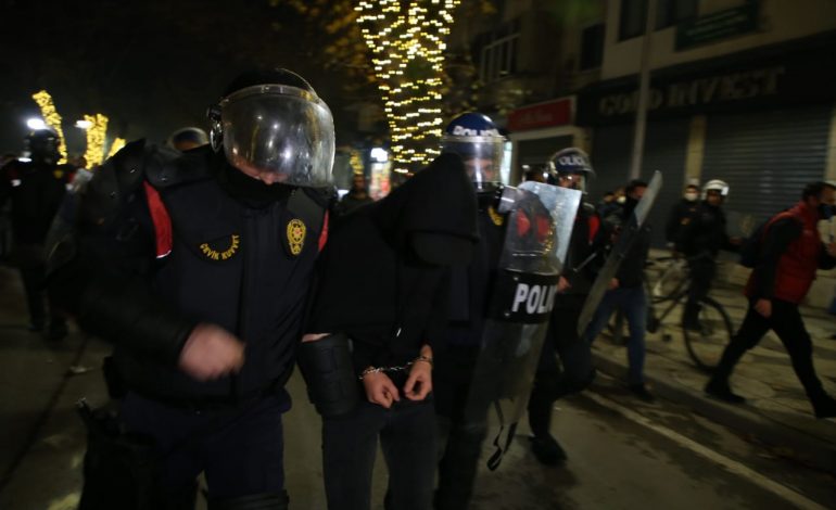 PROTESTA NË TIRANË/ Arrestohet një i ri pasi u kap me kanabis, procedohen 18 të tjerë (DETAJET)