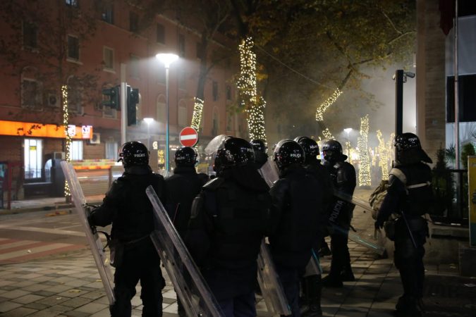 E RËNDË/ Protesta në Tiranë, dëmtohet në sy një tjetër punonjës policie