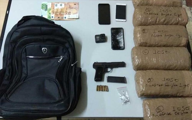 ME 60 KG KANABIS DHE 1 PISTOLETË ME VETE/ Shqiptarët tentojnë t’i ikin policisë. Kapen në Janinë