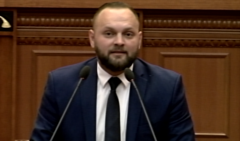 NUK PËRMBAHET/ Halit Valteri: A keni turp? Po i varfëroni shqiptarët çdo ditë e më shumë