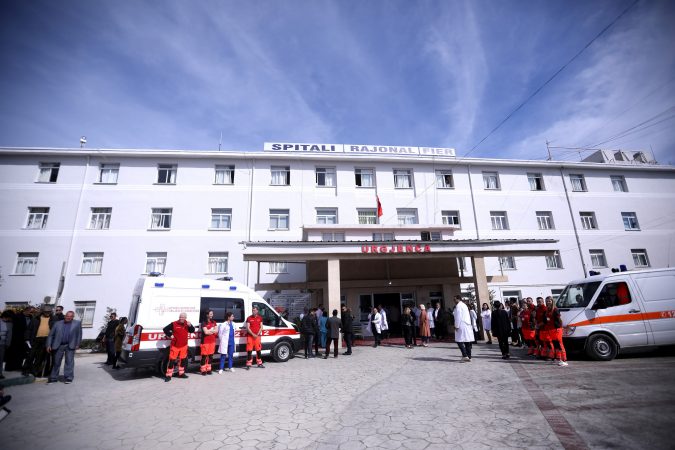 MBAN VENDIN E DYTË PËR RASTET E REJA NGA COVID-19/ Në Fier të infektuar mësues, infermierë dhe policë