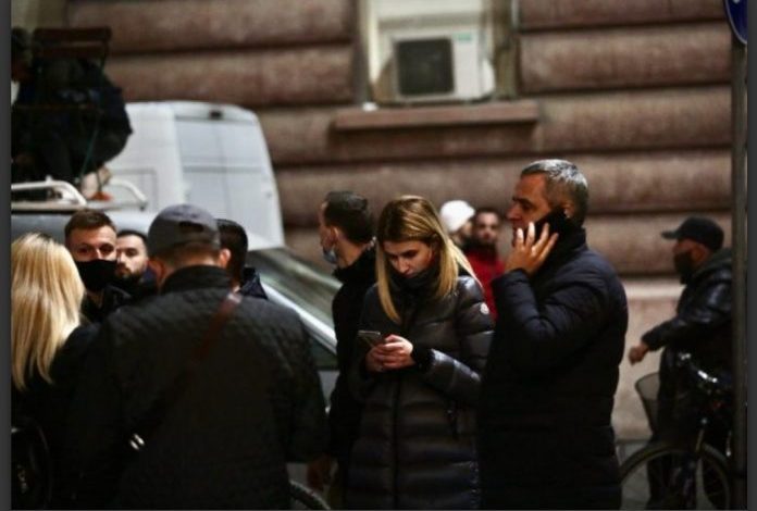 ANKOHEN PËR VARFËRINË/ Ish-deputetja e LSI del në PROTESTË me xhup 1,859 dollarësh (FOTO)