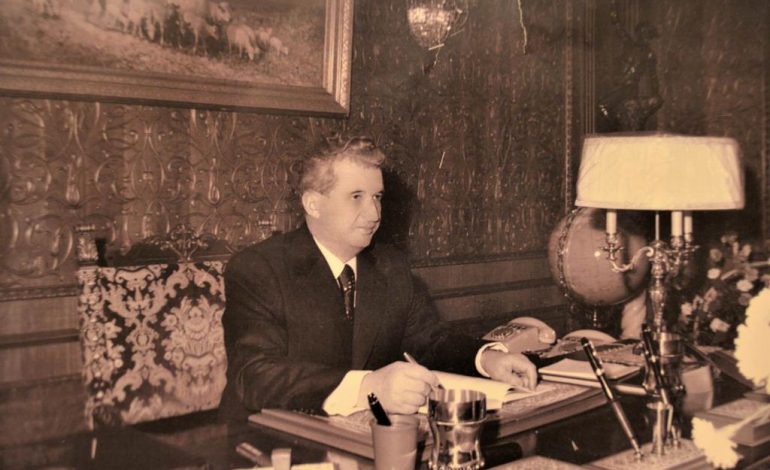 DOSSIER/ Rrëfimi i gazetarit Rezar Xhaxhiu: Në ambasadën tonë në Rumani kishim ‘Dhomën e Zezë’ të mbuluar me…